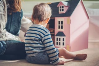 Geschlechtsneutrale Erziehung | Mutter und Sohn spielen mit Puppenhaus