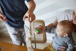 Geschwisterliebe | Baby spielt mit Bauklötzen