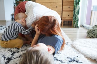 Geschwisterliebe | Mutter spielt mit zwei Kindern