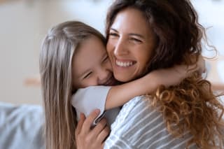 Kindererziehung | Mutter und Tochter lachen