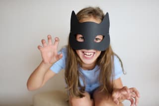Halloween Masken | Mädchen mit schwarzer Katzenmaske