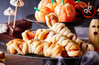 Halloween Rezepte | Büffet mit Mumienwürstchen