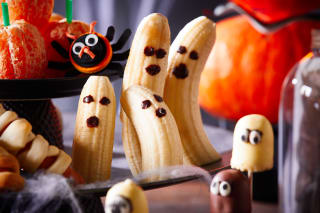 Halloween Rezepte | Gespenster-Bananen im Halloween-Büffet