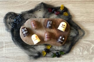 Halloween Rezepte | Schokokuss-Monster in schwarz, braun, weiß auf Spinnweben