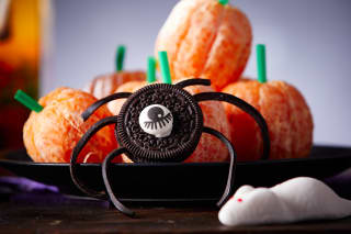 Halloween Rezepte | Oreo-Keks mit Auge als Spinne in einer Schale mit geschälten Orangen