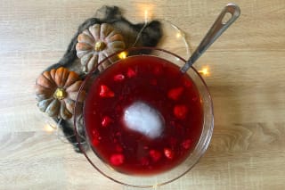 Halloween Rezepte | Grusel-Blut-Bowle in Glasschüssel steht auf dem Tisch