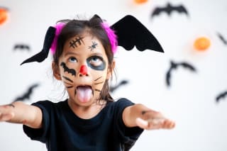 Halloween schminken | Als Monster geschminktes Mädchen 