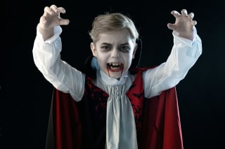 Halloween schminken |  Junge als Vampir verkleidet und geschminkt