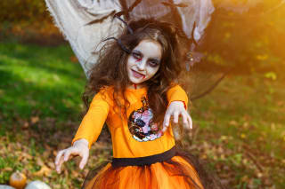 Halloween schminken |  Mädchen im Gesicht als Zombie geschminkt