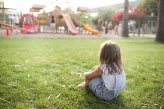 Kind weint | Mädchen sitzt auf Spielplatz