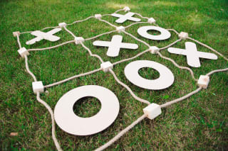 Kinderspiele selber machen | Tic Tac Toe auf Rasen, aus Seilen gelegt mit Pappe O und X