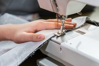 Faschingskostüme selber machen | Grauer Stoff wird zusammen genäht mit Nähmaschine
