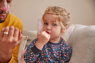 Faschingskostüme selber machen | Kleines blondes Mädchen mit Prinzessin Diadem auf dem Kopf