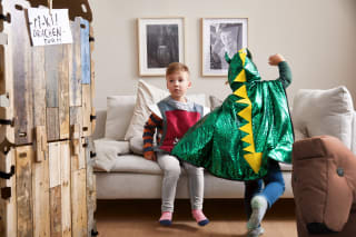 Faschingsspiele Kinder | Kind von hinten im Drachenkostüm, mit Kind als Ritterverkleidet
