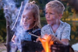 Lagerfeuer mit Kindern | Stockbrot essen
