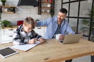 Lob & Tadel | Image | Vater lobt seinen Sohn während sie am Tisch gemeinsam arbeiten