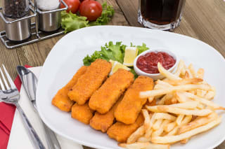 Lieblingsessen | Eine Portion Fischstäbchen mit Pommes