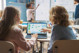 Medienkompetenz | Kinder schauen im Unterricht auf Laptop