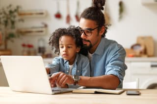 Kinder & Medien | Vater und Tochter am Laptop