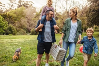 Familienzusammenhalt | Familie Ankunft im Park für Picknick