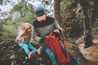 Picknick mit Kindern | Vater und Tochter Kind im Wald reisen mit Rucksack