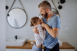 Kindererziehung | Vater mit  Tochter im Bad