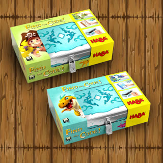 Schatzsuche mit Find the code | Haba-Spiele "Finde den Code" liegen auf einem Holztisch