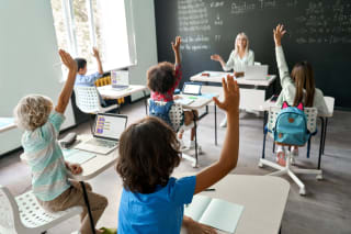 Interkulturelle Pädagogik |  Kinder melden sich im Unterricht