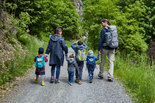 Unternehmungen mit Kindern | Familie wandert durch den Wald