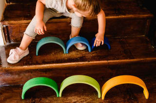 Waldorf Schule | Mädchen mit Regenbogen-Spielzeug