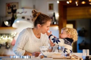 Weihnachten mit Kindern | Familie backt Plätzchen