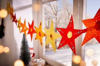Weihnachtsterne basteln | Girlande aus Sternen