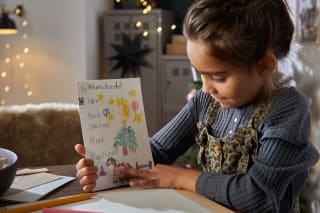 Basteln im Winter | Mädchen mit selbstgebasteltem Wunschzettel