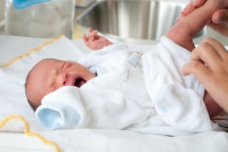 Windeldermatitis | Baby bekommt Windeln gewechselt