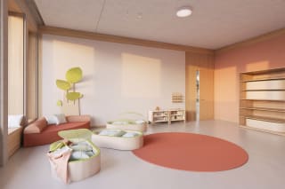 Farbgestaltung von Räumen |  Raum mit TERRA-farbener Wand und Rundteppich in der Mitte, darauf stehen Schlafkörbe für Babys und Sofa in der Ecke