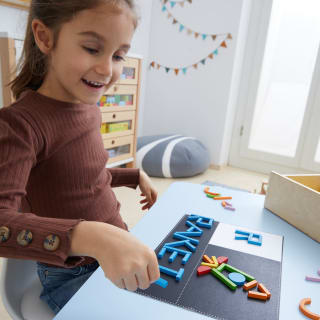 Fröbel - Alphabet | Mädchen hat vom Buchstaben R ein Wort Rakete gelegt 