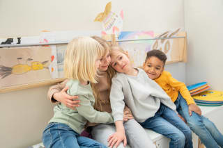 Future Skills | Image | Emotionen | Kinder kuscheln zusammen