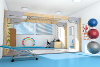 Geschäftsräume & Praxen | Therapie & Bewegung | Therapieraum mit Liege Klettergerüst mit Leiter und Kletterwand mit Matten ausgelegt und bunten Gymnastikbällen an der Wand
