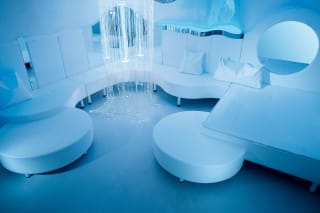 Geschäftsräume & Praxen | Snoezelen | Snoezelen Raum mit Bänken und Rundhockern und Kissen in Weiß und Lichtervorhang