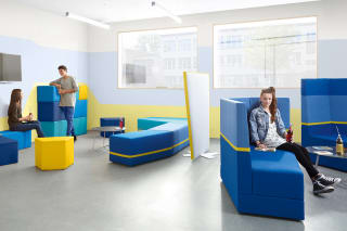 Freizeitraum | blaue Set.upp Sofa und Hocker