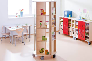 Kreativ- & Werkraum | Werkraum mit Quadrat-Vitrine im Bildvordergrund 