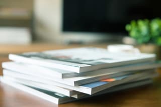 Service-Vorteile  | Kataloge | Stapel WEHRFRITZ Kataloge liegen auf einem Tisch