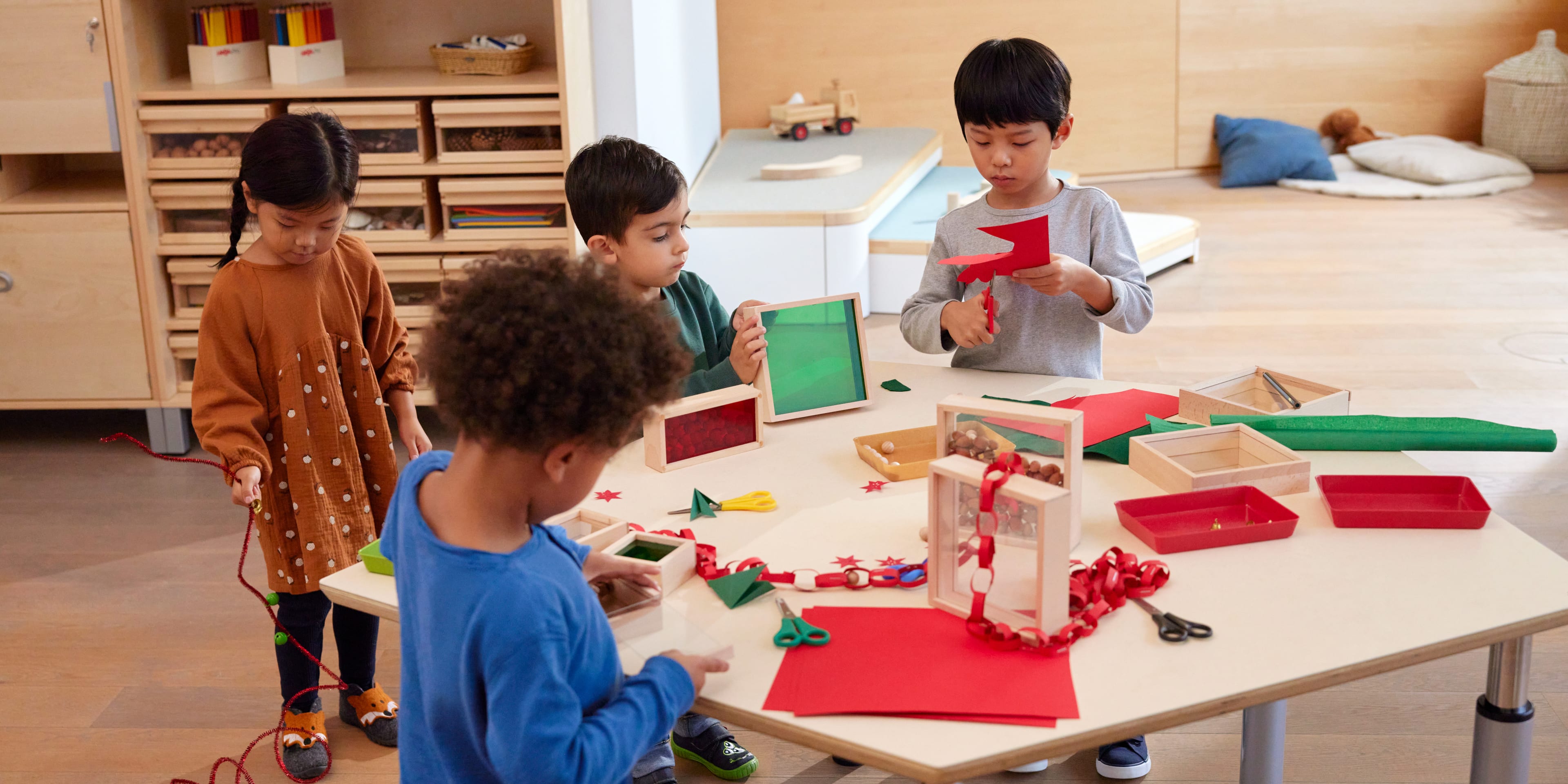Im Kindergarten<br>Weihnachtsgeschenke<br>für die Eltern basteln