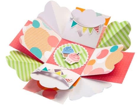 Geschenk-Ideen selbstgemacht | Aufgeklappte Explosionsbox aus buntem Tonkarton 