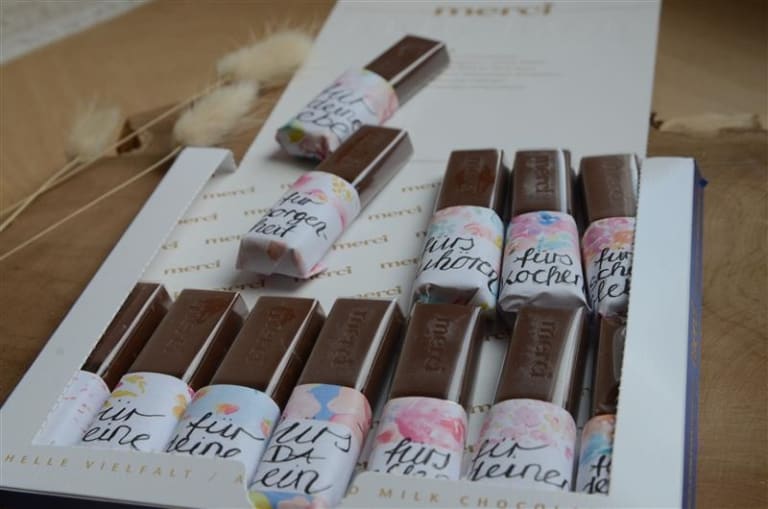 Geschenk-Ideen selbstgemacht | Merci-Schokoladen-Stücken mit Geschenkpapier und Text - Fürs kochen, fürs Zuhören... beschriftet