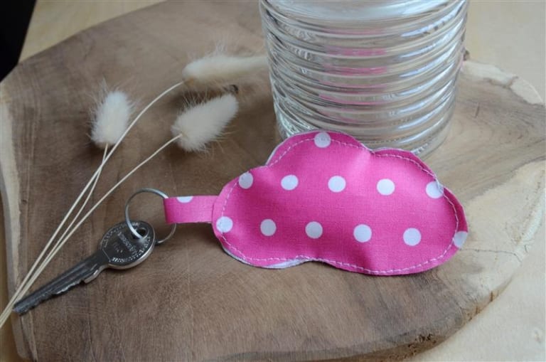 Geschenk-Ideen selbstgemacht | Schlüsselanhänger in Wolkenform  aus Stoff in Pink mit weißen Punkten