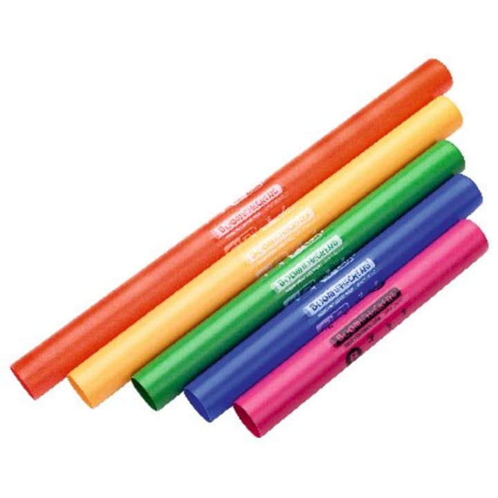 Fünf Plastikröhrchen in den Farben Rot, Orange, Gelb, Grün und Rosa sind diagonal in einer Reihe angeordnet. Jede Röhre hat ein weißes Etikett mit Text darauf. Bei den Röhren scheint es sich um Musikinstrumente namens Boomwhackers zu handeln.