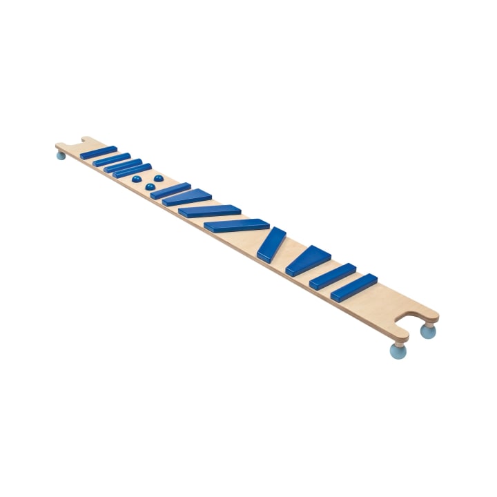 Ein langes Holzbrett mit blauen geometrischen Formen unterschiedlicher Größe, die in einer Reihenfolge von klein bis groß angeordnet sind und von kleinen blauen Rädern an beiden Enden getragen werden.