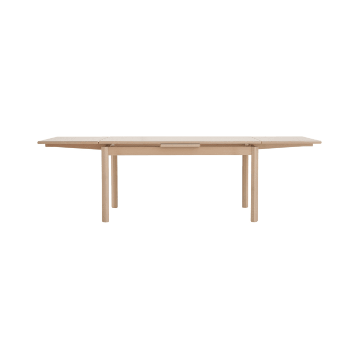 Ein rechteckiger Esstisch aus hellem Holz mit vier geraden Beinen und zwei ausziehbaren Platten an beiden Enden. Der Tisch hat ein einfaches, modernes Design und eine glatte Oberfläche.