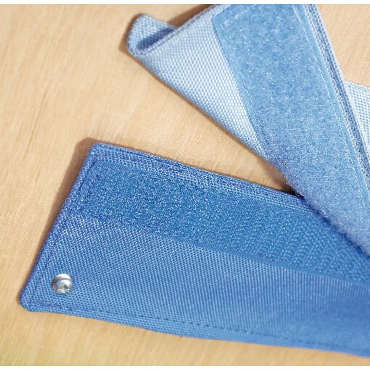 Nahaufnahme von zwei sich überlappenden blauen Stoffbändern mit Klettverschlüssen, die auf einer hellen Holzoberfläche liegen. Ein Band hat am Ende einen Druckknopf aus Metall.
